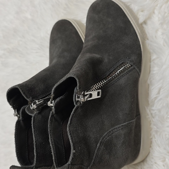 Steve Madden Suede Charcoal Wedge Shoe. Size 7.5 - Picture 2 of 11